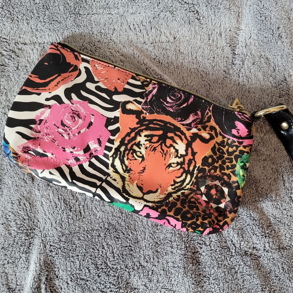 Betseyville Tiger Clutch - Picture 2 of 3